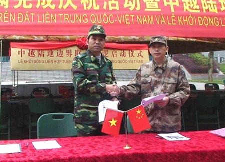 Tổ chức Nghi lễ chào mừng thành công công tác tuần tra song phương biên giới đất liền